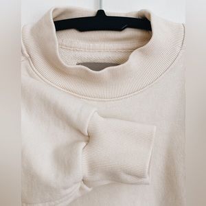 Everlane Organic Cotton Cropped Crew Sweatshirt. Size Medium Color: Bone/Beige